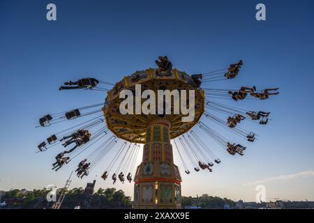 Kettenkarussell im Gröna Lund Tivoli. Saisonaler Vergnügungspark mit Achterbahnen und aufregenden Fahrgeschäften, Wettkampfspielen und Live-Konzerten. Djurgårdsstaden, Stockholm, Schweden Stockfoto