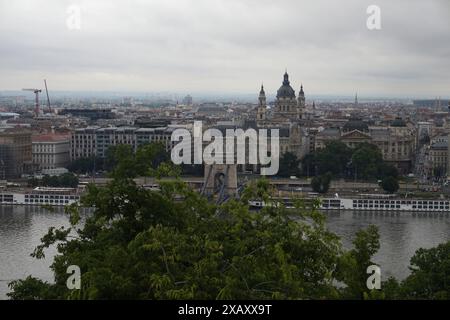 Blick auf die Széchenyi Kettenbrücke über die Donau in Budapest, Ungarn vom Budaer Schlossberg aus. In der Ferne befindet sich der Stephansdom Stockfoto