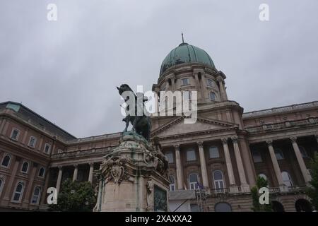 Ungarische Nationalgalerie im Schloss Buda, Budapest, Ungarn. Vor dem Hotel befindet sich eine Statue des Prinzen Eugen von Savoyen zu Pferd. Stockfoto