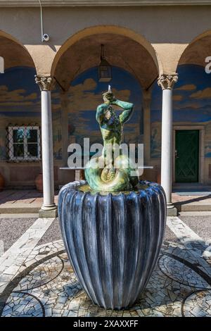 Skulpturenbrunnen von Carl Milles im Millesgarden Museum in Lidingö bei Stockholm. Park, Heimat und Atelier des schwedischen Bildhauers und seiner österreichischen Frau, der Malerin Olga Milles, hier der kleine Triton aus dem Jahr 1916. Millesgården Museum mit Skulpturenpark, in dem Carl Milles Kunst gezeigt wird, sowie Antiquitätenhaus und Galerie im Haus. Bodal, Lidingö kommun, Stockholm, Schweden Stockfoto