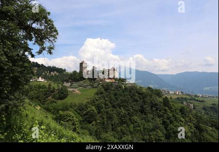 Dorf Tirol, Südtirol, Italien 07. Juni 2024: Hier der Blick von Dorf Tirol, Tirolo oberhalb von Meran auf das bekannte Schloss Tirol, Castel Tirolo,Stammburg der Grafen von Tirol und die Wiege der Grafschaft Tirol, Südtiroler Landesmuseum für Kultur- und Landesgeschichte , Meraner Land, Burggrafenamt, wandern, spazieren, Tourismus, Hotspot, Urlaubsdomizil *** Dorf Tirol, Südtirol, Italien 07 Juni 2024 hier ist der Blick vom Dorf Tirol, Tirol oberhalb von Meran auf das berühmte Tiroler Schloss, Schloss Tirol, Ahnenschloss der Grafen von Tirol und die Wiege der Grafschaft Tirol, Südtiroler Pro Stockfoto