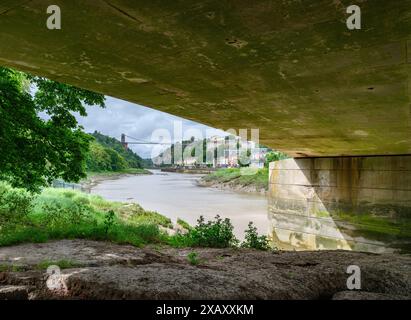 Die Clifton Suspension Bridge und die Avon Gorge von der Avon Bridge über das Cumberland Basin Bristol UK Stockfoto