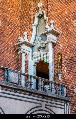 Blaue Halle im Stadshuset. Das Stockholmer Rathaus ist Sitz der Stadtregierung und des parlaments der Stadt. Jedes Jahr findet hier das Nobelpreisbankett statt. Portal zur Galerie des Saals mit Büste des Architekten Ragnar Östberg. Stockholms stadshus (Stockholms stadshus). 1923 fertiggestellte Regierungsbüros am Wasser aus rotem Backstein mit einem Turm mit Laterne. Stadshusträdgården, Stockholm, Schweden Stockfoto