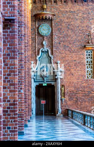 Obere Galerie in der Blauen Halle. Die Nobelpreisträger betreten den Saal durch das Portal und gehen dann die Treppe hinunter zur Preisverleihung. Stockholms stadshus (Stockholms stadshus). 1923 fertiggestellte Regierungsbüros am Wasser aus rotem Backstein mit einem Turm mit Laterne. Stadshusträdgården, Stockholm, Schweden Stockfoto