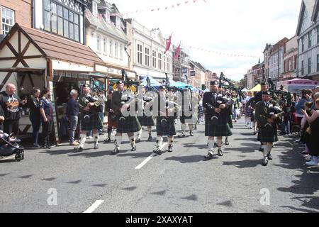 Morpeth Fair Day Parade mit Classic Vehicle Parade und Morpeth Pipe Band, Bridge Street, Morpeth, Northumberland, Großbritannien, Juni 2024, Credit:DEW/Alamy Live News Stockfoto