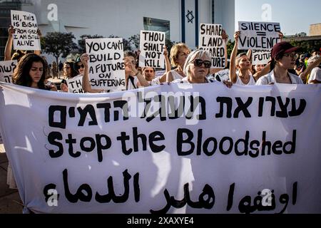 Tel Aviv, Israel. Juni 2024. Während einer gemeinsamen israelisch-arabischen Demonstration halten Demonstranten ein Banner und Plakate. Hunderte israelische und arabische Friedensaktivisten protestierten in Tel Aviv und riefen dazu auf, den Krieg in Gaza zu beenden. (Credit Image: © Eyal Warshavsky/SOPA Images via ZUMA Press Wire) NUR REDAKTIONELLE VERWENDUNG! Nicht für kommerzielle ZWECKE! Stockfoto