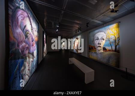 Die Fotografiska Stockholm, das alte Zollhaus am Ufer, zeigt bis Juni 2024 Fotografie-Ausstellungen von Weltklasse, hier: Cindy Sherman Wandteppiche. Fotografiska Museum Stockholm. Stadsgårdshamnen 22, 116 45 Stockholm, Schweden Stockfoto