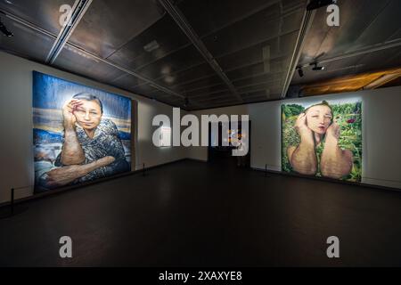 Die Fotografiska Stockholm, das alte Zollhaus am Ufer, zeigt bis Juni 2024 erstklassige Fotoausstellungen: Cindy Sherman Wandteppiche. Fotografiska Museum Stockholm. Stadsgårdshamnen 22, 116 45 Stockholm, Schweden Stockfoto