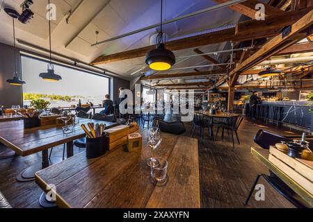 Restaurant in der Fotografiska. Das alte Zollhaus am Wasser bietet erstklassige Fotoausstellungen, ein Top-Restaurant im obersten Stockwerk mit einem grünen Michelin-Stern für Nachhaltigkeit und bietet im Untergeschoss Salate in Hydrokultur an. Fotografiska Museum Stockholm. Stadsgårdshamnen 22, 116 45 Stockholm, Schweden Stockfoto