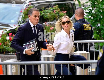 Wilmington, Usa. Juni 2024. Hunter Biden und seine Frau Melissa Cohen Biden kommen am vierten Tag seiner Verhandlung im J. Caleb Boggs Federal Building in Wilmington, Delaware an, weil er angeblich illegal eine Pistole besessen und über seinen Drogenkonsum lügen soll, als er die Waffe 2018 kaufte, am Donnerstag, den 6. Juni 2024. - Einschränkung: KEINE tägliche Post. KEINE New York oder New Jersey Zeitungen oder Zeitungen im Umkreis von 75 Meilen um New York City - Foto von Ron Sachs /CNP/ABACAPRESS. COM Credit: Abaca Press/Alamy Live News Stockfoto