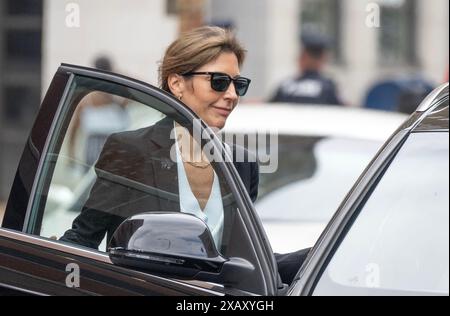 Wilmington, Usa. Juni 2024. Hallie Biden steigt in ihre Limousine, nachdem sie im Prozess gegen Hunter Biden im J. Caleb Boggs Federal Building in Wilmington ausgesagt hat. Delaware am vierten Tag seiner Verhandlung wegen angeblich illegalen Besitzes einer Pistole und Lügen über seinen Drogenkonsum, als er die Waffe 2018 kaufte, am Donnerstag, den 6. Juni 2024. - Einschränkung: KEINE tägliche Post. KEINE New York oder New Jersey Zeitungen oder Zeitungen im Umkreis von 75 Meilen um New York City - Foto von Ron Sachs /CNP/ABACAPRESS. COM Credit: Abaca Press/Alamy Live News Stockfoto