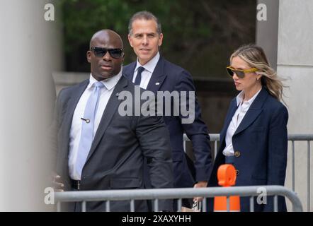 Wilmington, Usa. Juni 2024. Hunter Biden und Melissa Cohen Biden verlassen sich nach dem Ende der Aussage des Tages in seinem Prozess im J. Caleb Boggs Federal Building in Wilmington. Delaware am vierten Tag seiner Verhandlung wegen angeblich illegalen Besitzes einer Pistole und Lügen über seinen Drogenkonsum, als er die Waffe 2018 kaufte, am Donnerstag, den 6. Juni 2024. - Einschränkung: KEINE tägliche Post. KEINE New York oder New Jersey Zeitungen oder Zeitungen im Umkreis von 75 Meilen um New York City - Foto von Ron Sachs /CNP/ABACAPRESS. COM Credit: Abaca Press/Alamy Live News Stockfoto