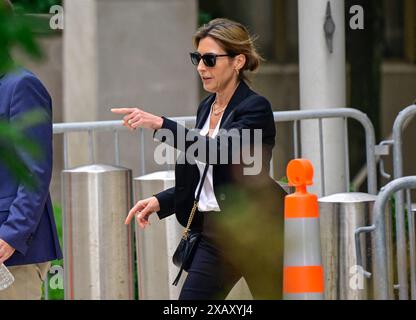 Wilmington, Usa. Juni 2024. Hallie Biden zeigt auf ihre Limousine, nachdem sie im Prozess gegen Hunter Biden im J. Caleb Boggs Federal Building in Wilmington ausgesagt hat. Delaware am vierten Tag seiner Verhandlung wegen angeblich illegalen Besitzes einer Pistole und Lügen über seinen Drogenkonsum, als er die Waffe 2018 kaufte, am Donnerstag, den 6. Juni 2024. - Einschränkung: KEINE tägliche Post. KEINE New York oder New Jersey Zeitungen oder Zeitungen im Umkreis von 75 Meilen um New York City - Foto von Ron Sachs /CNP/ABACAPRESS. COM Credit: Abaca Press/Alamy Live News Stockfoto