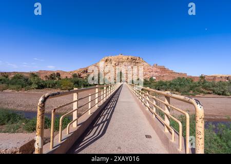 Brücke, die zum befestigten Dorf Kesar (ksar) führt. Flüsse trocknen aus. Die Berber bauten viele Schlammhäuser in der Nähe der Ait Ben Haddou-Schlucht in Marokko. Stockfoto