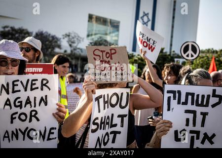 Tel Aviv, Israel. Juni 2024. Demonstranten halten Plakate, die ihre Meinung während einer gemeinsamen israelischen arabischen Demonstration zum Ausdruck bringen. Hunderte israelische und arabische Friedensaktivisten protestierten in Tel Aviv und riefen dazu auf, den Krieg in Gaza zu beenden. (Foto von Eyal Warshavsky/SOPA Images/SIPA USA) Credit: SIPA USA/Alamy Live News Stockfoto