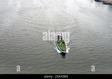 Dhaka, Wari, Bangladesch. Juni 2024. Großhändler transportieren Gemüse per Boot zum Verkauf auf den lokalen Märkten der Megacity Dhaka, Bangladesch am 09. Juni 2023. (Kreditbild: © Habibur Rahman/ZUMA Press Wire) NUR REDAKTIONELLE VERWENDUNG! Nicht für kommerzielle ZWECKE! Stockfoto