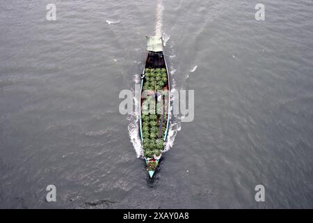 Dhaka, Wari, Bangladesch. Juni 2024. Großhändler transportieren Gemüse per Boot zum Verkauf auf den lokalen Märkten der Megacity Dhaka, Bangladesch am 09. Juni 2023. (Kreditbild: © Habibur Rahman/ZUMA Press Wire) NUR REDAKTIONELLE VERWENDUNG! Nicht für kommerzielle ZWECKE! Stockfoto