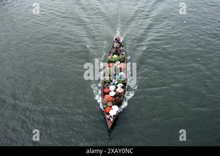 Dhaka, Wari, Bangladesch. Juni 2024. Großhändler transportieren Gemüse per Boot zum Verkauf auf den lokalen Märkten der Megacity Dhaka, Bangladesch am 09. Juni 2023. (Kreditbild: © Habibur Rahman/ZUMA Press Wire) NUR REDAKTIONELLE VERWENDUNG! Nicht für kommerzielle ZWECKE! Stockfoto