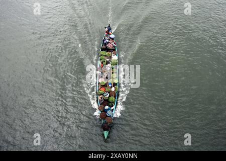 Dhaka, Wari, Bangladesch. Juni 2024. Großhändler transportieren Gemüse per Boot zum Verkauf auf den lokalen Märkten der Megacity Dhaka, Bangladesch am 09. Juni 2023. (Kreditbild: © Habibur Rahman/ZUMA Press Wire) NUR REDAKTIONELLE VERWENDUNG! Nicht für kommerzielle ZWECKE! Stockfoto