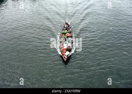 Dhaka, Wari, Bangladesch. Juni 2024. Großhändler transportieren Gemüse per Boot zum Verkauf auf den lokalen Märkten der Megacity Dhaka, Bangladesch am 09. Juni 2023. (Kreditbild: © Habibur Rahman/ZUMA Press Wire) NUR REDAKTIONELLE VERWENDUNG! Nicht für kommerzielle ZWECKE! Stockfoto