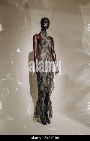 Paris, Frankreich - 9. März 2024: Couture-Modelle der Modedesignerin Iris van Herpen im Pariser Museum für Dekorative Künste Stockfoto