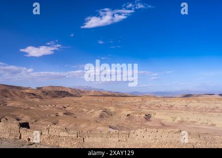 Blick auf die alten Stadtmauern und Hügel von der Kasbah Ait Ben Haddou. Die Berber bauten viele Schlammhäuser in der Nähe der Ait Ben Haddou-Schlucht in Marokko. Stockfoto