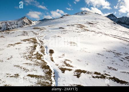 Luftaufnahme der schneebedeckten Berge in den Pyrénées. Stockfoto