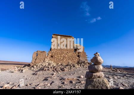 Der öffentliche Speicher auf der Spitze des Hügels ist das früheste Bauwerk in der Gegend. Die Berber bauten viele Schlammhäuser in der Nähe der Ait Ben Haddou Schlucht, Stockfoto