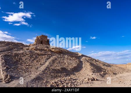 Der öffentliche Speicher auf der Spitze des Hügels ist das früheste Bauwerk in der Gegend. Die Berber bauten viele Schlammhäuser in der Nähe der Ait Ben Haddou Schlucht, Stockfoto