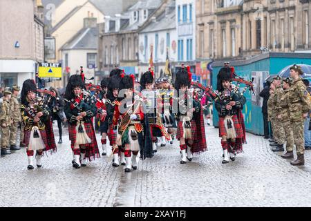 Elgin, Moray, Schottland, Großbritannien. 8. Juni 2024. Plainstones, High Street, Elgin, Moray, Schottland. Dies ist ein Bild aus der folgenden Erklärung des Moray Council - Freedom of Moray for the Royal Regiment of Scotland die Freiheit von Moray wird dem Royal Regiment of Scotland (SCOTS) in einer Zeremonie am 8. Juni 2024 in Elgin verliehen. In Anerkennung ihrer Verdienste um Moray und die Nation verleiht die Ernennung zum Ehrenfreien Moray das Recht, mit Bajonetten zu marschieren, Fahnen fliegen und Pfeifen spielen. Quelle: JASPERIMAGE/Alamy Live News Stockfoto