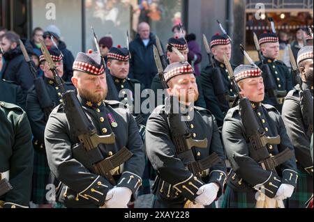 Elgin, Moray, Schottland, Großbritannien. 8. Juni 2024. Plainstones, High Street, Elgin, Moray, Schottland. Dies ist ein Bild aus der folgenden Erklärung des Moray Council - Freedom of Moray for the Royal Regiment of Scotland die Freiheit von Moray wird dem Royal Regiment of Scotland (SCOTS) in einer Zeremonie am 8. Juni 2024 in Elgin verliehen. In Anerkennung ihrer Verdienste um Moray und die Nation verleiht die Ernennung zum Ehrenfreien Moray das Recht, mit Bajonetten zu marschieren, Fahnen fliegen und Pfeifen spielen. Quelle: JASPERIMAGE/Alamy Live News Stockfoto