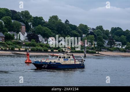 Hamburg - 05 25 2024: Blick auf das Polizeischiff Amerikahöft auf der Elbe mit Elbstrand und Häusern von Blankenese im Hintergrund Stockfoto