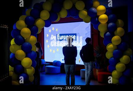 Niederlande. Juni 2024. DEN HAAG - Publikum beim Europäischen Ergebnisabend der Wahlen zum Europäischen Parlament in Nieuwspoort. Sonntag war der letzte Tag der Abstimmung in Europa. ANP ROBIN UTRECHT niederlande Out - belgien Out Credit: ANP/Alamy Live News Stockfoto