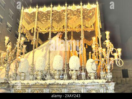 Passage der Jungfrau während der Karwoche (Semana Santa) in den Straßen von Malaga, Spanien Stockfoto