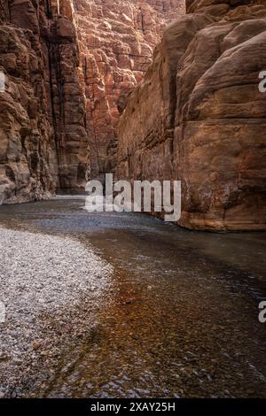 Felsformation mit Arnon Stream in Wadi Mujib in Jordanien. Jordanische Landschaft des Sandstone Canyon im Nahen Osten. Stockfoto