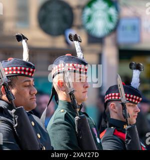 Elgin, Moray, Schottland, Großbritannien. 8. Juni 2024. Plainstones, High Street, Elgin, Moray, Schottland. Dies ist ein Bild aus der folgenden Erklärung des Moray Council - Freedom of Moray for the Royal Regiment of Scotland die Freiheit von Moray wird dem Royal Regiment of Scotland (SCOTS) in einer Zeremonie am 8. Juni 2024 in Elgin verliehen. In Anerkennung ihrer Verdienste um Moray und die Nation verleiht die Ernennung zum Ehrenfreien Moray das Recht, mit Bajonetten zu marschieren, Fahnen fliegen und Pfeifen spielen. Quelle: JASPERIMAGE/Alamy Live News Stockfoto