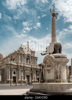 Piazza Duomo: Das Denkmal mit dem Elefanten und der Kathedrale von Sant'Agata, Catania, Sizilien, Italien Stockfoto