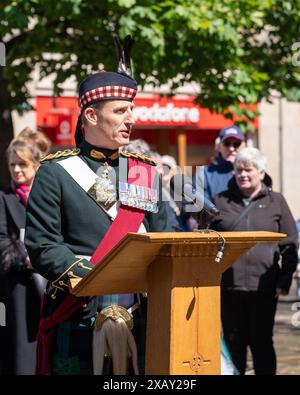 Elgin, Moray, Schottland, Großbritannien. 8. Juni 2024. Plainstones, High Street, Elgin, Moray, Schottland. Dies ist ein Bild aus der folgenden Erklärung des Moray Council - Freedom of Moray for the Royal Regiment of Scotland die Freiheit von Moray wird dem Royal Regiment of Scotland (SCOTS) in einer Zeremonie am 8. Juni 2024 in Elgin verliehen. In Anerkennung ihrer Verdienste um Moray und die Nation verleiht die Ernennung zum Ehrenfreien Moray das Recht, mit Bajonetten zu marschieren, Fahnen fliegen und Pfeifen spielen. Quelle: JASPERIMAGE/Alamy Live News Stockfoto