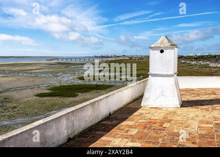 Gezeitenmühle im Naturpark Ria Formosa, Olhao, Algarve in Portugal Stockfoto