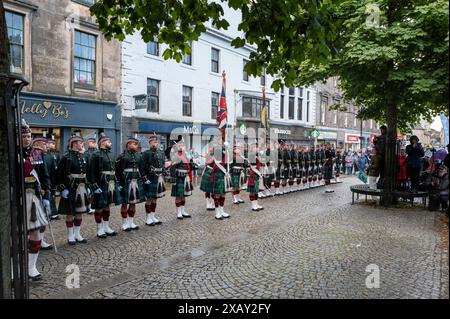 Elgin, Moray, Schottland, Großbritannien. 8. Juni 2024. Plainstones, High Street, Elgin, Moray, Schottland. Dies ist ein Bild aus der folgenden Erklärung des Moray Council - Freedom of Moray for the Royal Regiment of Scotland die Freiheit von Moray wird dem Royal Regiment of Scotland (SCOTS) in einer Zeremonie am 8. Juni 2024 in Elgin verliehen. In Anerkennung ihrer Verdienste um Moray und die Nation verleiht die Ernennung zum Ehrenfreien Moray das Recht, mit Bajonetten zu marschieren, Fahnen fliegen und Pfeifen spielen. Quelle: JASPERIMAGE/Alamy Live News Stockfoto