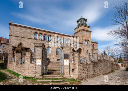 Das Brown Bear Information Center in Nymphaio, einem malerischen Dorf in Mazedonien, Griechenland, befindet sich in einem historischen Gebäude, der Nikeios School. Stockfoto