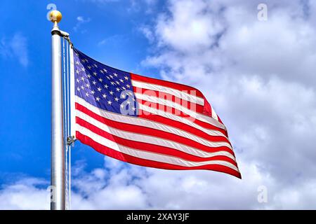 Vereinigte Staaten von Amerika - 7. Juni 2024: Flagge der USA Vereinigte Staaten von Amerika vor blauem Himmel *** Flagge der USA Vereinigte Staaten von Amerika vor blauem Himmel Stockfoto