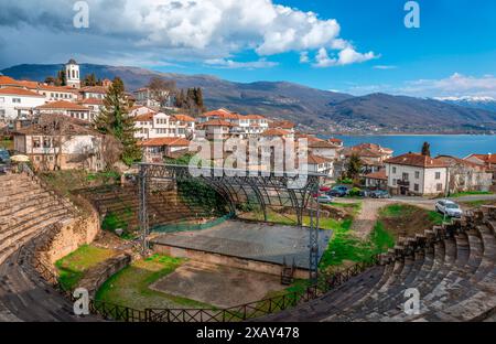 Das antike Theater in Ohrid, Nordmakedonien mit der Altstadt und dem See im Hintergrund Stockfoto