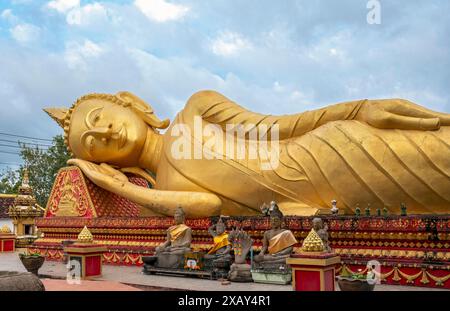 Riesiger liegender Buddha in der Nähe des Tempels Wat That Luang, Vientiane, Laos Stockfoto