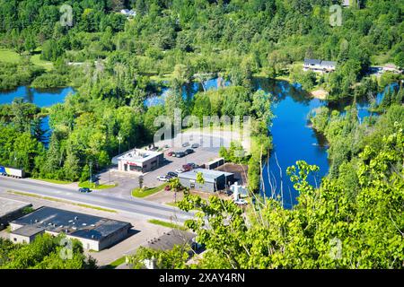 Bancroft, Ontario/Kanada: 31. Mai 2024: Panoramablick vom Eagle's Nest Lookout, einschließlich York River Valley und Tim Horton's Cafe an der Hastings Street No Stockfoto