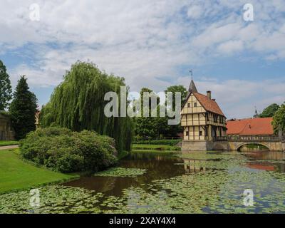 Schloss mit Fachwerkarchitektur und rotem Ziegeldach, umgeben von Wasser, Brücke und Natur, Steinfurt, Nordrhein-Westfalen, Deutschland Stockfoto