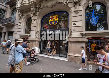 Barcelona, Spanien. Juni 2024. Eine Gruppe von Menschen wird beim Zugriff auf den Barca Store auf der Rambla von Barcelona gesehen. Wie die meisten europäischen Hauptstädte lebt Barcelona zwischen der Notwendigkeit einer Tourismuswirtschaft, auf die es nicht verzichten kann, und der Ablehnung einer großen Gruppe von Bürgern gegen die für die Tourismusbranche typischen kulturellen Verzerrungen und Arbeitsplatzunsicherheiten. Slogans auf öffentlichen Plätzen aus der jüngsten Demonstration gegen die Überfüllung von Touristen existieren zusammen mit einer touristischen Aktivität, die nie ruht. Quelle: SOPA Images Limited/Alamy Live News Stockfoto