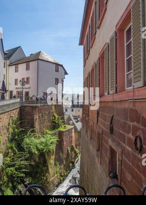 Historische Gebäude in einer engen Gasse der Altstadt, Steinfassaden sichtbar, Saarburg, Deutschland Stockfoto