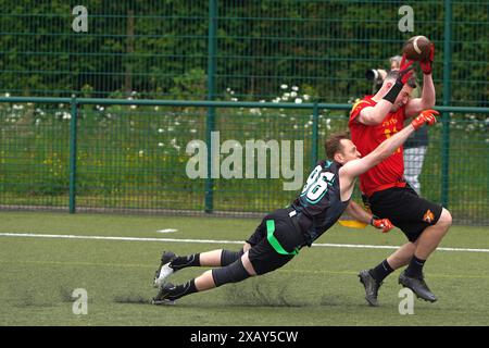 Der Defender übt Druck auf den Fang bei den BAFA-Spielen im Juni 2024 in Cardiff aus Stockfoto