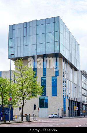 Belfast, Großbritannien, 7. Mai 2018. Straßenansicht der Campus-Gebäude der Ulster University Belfast nach Neubau 2015. Stockfoto